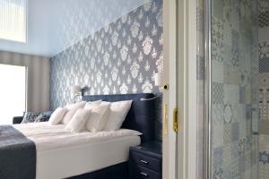 A bed or beds in a room at TI Hotel