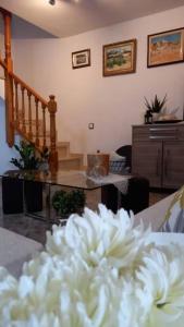 ein Wohnzimmer mit einem Tisch und einer weißen Blume in der Unterkunft Casa Joana in Canyelles