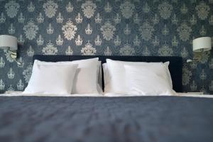 A bed or beds in a room at TI Hotel