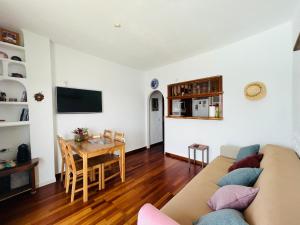 uma sala de estar com um sofá e uma mesa em Maravillosas vistas al mar "Primera Línea" Apartamentos Can Toca - Seahouses em Santa Cruz de Tenerife