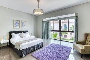 麦纳麦The Grove Resort Bahrain的一间带大床和窗户的卧室