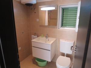Koupelna v ubytování Apartments Orhideja + 24 fotografií