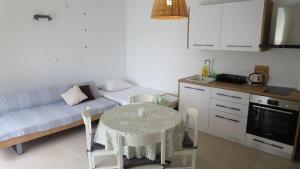 Kuchyň nebo kuchyňský kout v ubytování Apartments Orhideja