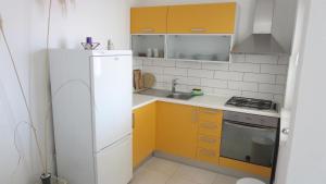 Kuchyň nebo kuchyňský kout v ubytování Apartments Orhideja