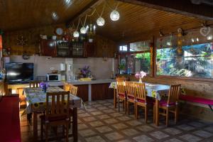 una cucina e una sala da pranzo con tavolo e sedie di Casa Karol a Vama Veche