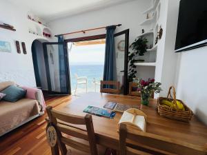 un soggiorno con tavolo e vista sull'oceano di Maravillosas vistas al mar "Primera Línea" Apartamentos Can Toca - Seahouses a Santa Cruz de Tenerife