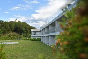 un bâtiment avec une grande cour devant lui dans l'établissement TI Hotel, à Rogaška Slatina