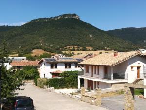 una fila de casas con una montaña en el fondo en Casa Rural Ubaba en Artaza
