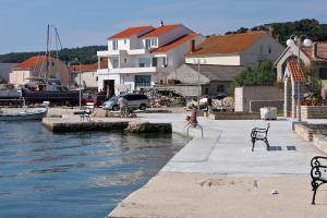 Galeriebild der Unterkunft Apartments by the sea Betina, Murter - 17460 in Betina