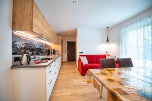 Kuchyňa alebo kuchynka v ubytovaní Apartments Cesa Ploner