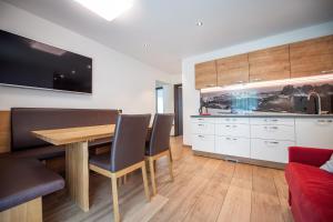 Kuchyňa alebo kuchynka v ubytovaní Apartments Cesa Ploner