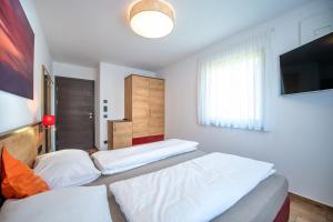 Posteľ alebo postele v izbe v ubytovaní Apartments Cesa Ploner