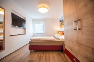 Posteľ alebo postele v izbe v ubytovaní Apartments Cesa Ploner