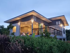 ein Haus mit Blick auf die Vorderseite in der Unterkunft เต้นท์โดมเขาค้อ Lung Bun Camp in Ban Nong Rang Chang