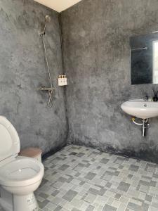 a bathroom with a toilet and a sink at เต้นท์โดมเขาค้อ Lung Bun Camp in Ban Nong Rang Chang