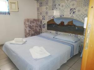sypialnia z łóżkiem i dwoma ręcznikami na nim w obiekcie Il Gabbiano Blu - La Villetta w mieście Marettimo