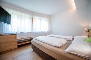Posteľ alebo postele v izbe v ubytovaní Apartments Cesa Ploner