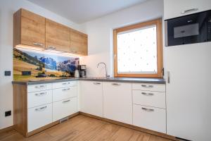 Kuchyňa alebo kuchynka v ubytovaní Apartments Cesa Ploner