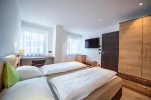 Posteľ alebo postele v izbe v ubytovaní Apartments Cesa Ploner
