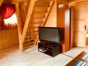 a living room with a flat screen tv in a cabin at Domki w Rowach in Rowy