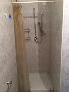 a shower with a shower curtain in a bathroom at Casa vacanza Colle Renazzo con terrazzo in collina 15 min. dal mare in Mafalda