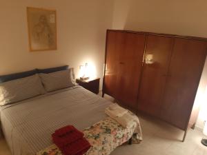 a bedroom with a bed and a large wardrobe at Casa vacanza Colle Renazzo con terrazzo in collina 15 min. dal mare in Mafalda