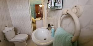 ein Badezimmer mit einem weißen WC und einem Waschbecken in der Unterkunft keur manga2 in Somone
