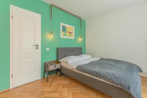 - une chambre avec un lit et un mur bleu dans l'établissement Castanilor 6 - Hip industrial apartment close to city centre, à Braşov