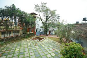 una vista aerea su un cortile con alberi e edifici di Ayla Homes a Madikeri