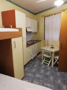 Kuchyň nebo kuchyňský kout v ubytování Il Gabbiano Blu - Monolocale Giallo