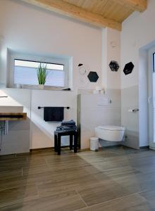 łazienka z toaletą i umywalką w obiekcie Ferienhäuser Brieden - "Haus Pommerbach" & "Haus Wegwarte" w mieście Brieden