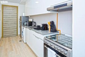 Una cocina o zona de cocina en bnbmehomes - Rare Find Modern Interior JVC - 805