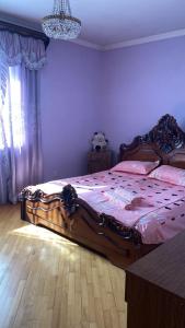 um quarto com uma cama grande num quarto em Doctor's House em Guiumri