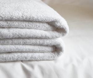 En eller flere senge i et værelse på REENE Boutique Suites The Private Room Suite