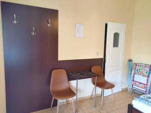 1 mesa y 2 sillas en una habitación en Pokoje Gościnne u Piotra en Ustronie Morskie