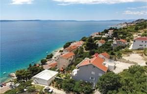 una vista aérea de un pueblo a orillas del océano en Stunning Apartment In Krilo Jesenice With Jacuzzi en Jesenice