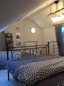 Schlafzimmer mit einem Bett mit einer schwarzen und weißen Bettdecke in der Unterkunft Apartament Nr.9 in Pobierowo