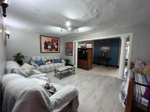 Drummond的住宿－Infinity Country Apartment，客厅配有沙发和桌子