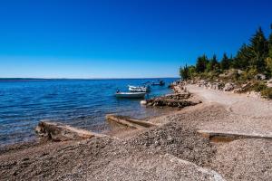 plaża z dwoma łodziami w wodzie w obiekcie Apartments by the sea Starigrad, Paklenica - 17865 w mieście Starigrad-Paklenica