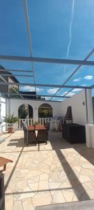 a patio with a table and chairs on a roof at Bürgerhaus Zeltingen Apartments Moselharmonie in Zeltingen-Rachtig