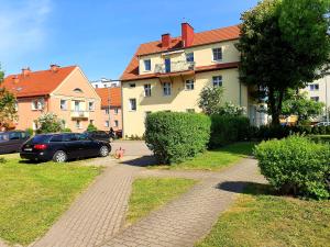 a car parked in front of a house at Anna CENTRUM - pokoje przy Plaży in Giżycko