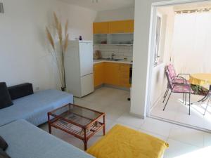 Kuchyň nebo kuchyňský kout v ubytování Apartments Orhideja
