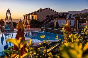 AquaraAgriresort Masusa的带游泳池和房子的别墅