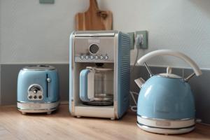 a kitchen with a coffee maker and a toaster at LES RENARDS - Charmante petite maison au port de la Teste in La Teste-de-Buch