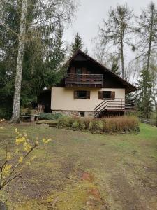 ein Haus mit einer Veranda und einem Balkon darauf in der Unterkunft Na samotě u lesa in Libňatov