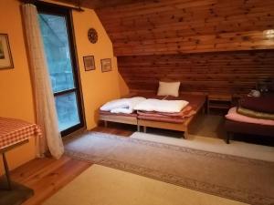 Zimmer mit einem Bett und einem großen Fenster in der Unterkunft Na samotě u lesa in Libňatov