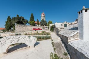 Fotografie z fotogalerie ubytování Apartments with a parking space Donji Humac, Brac - 18119 v destinaci Nerežišće