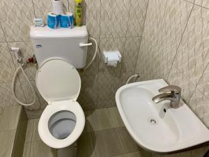 bagno con servizi igienici e lavandino di Pazuri Hostel a Moshi