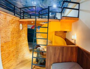 a bunk bedded room with a bunk bed in a brick wall at 屏東潮州民宿-綠品文旅Green Inn in Chaozhou +64 photos