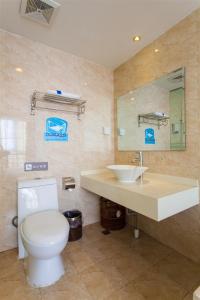 7Days Inn Xiamen Jinshang branch في شيامن: حمام مع مرحاض ومغسلة